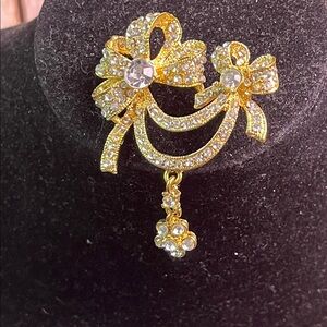 Elegant Gold Floral Brooch with Crystals